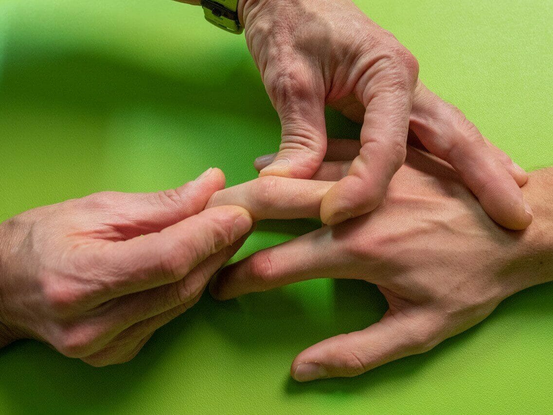 Untersuchung der Kollateralbänder am Finger