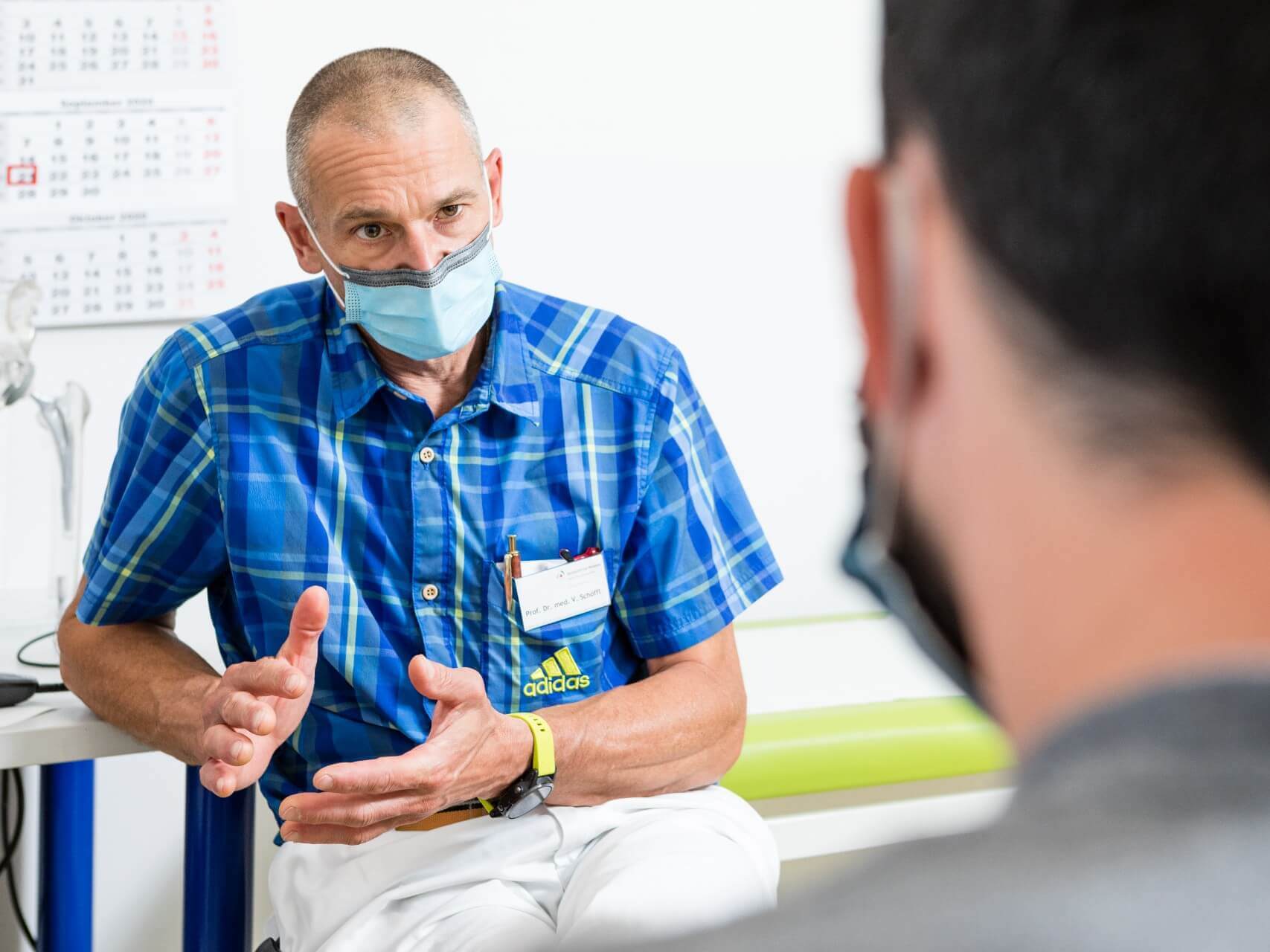 Ein Mann spricht mit einem Patienten