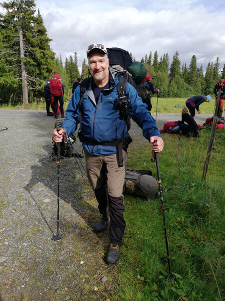 Von Kopf bis Fuß ausgestattet, freut sich unser Kollege Robert auf die JOE (Jämtland Outdoor Experience).