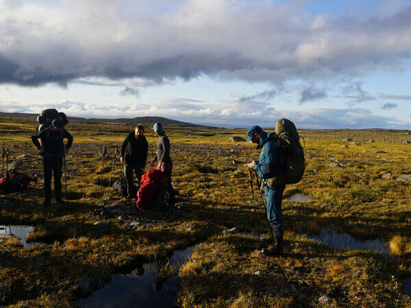 Mit Karte und Kompass führt Robert die Teilnehmer zum Endziel des heutigen Trekkingtages.
