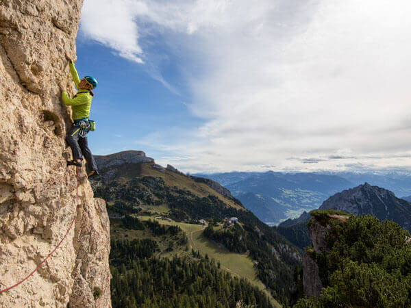 Alpines Sportklettern an Klobenjoch, Rotspitze und den Issplatten mit Blick auf den Achensee