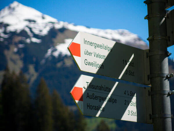 Schilder mit Orts- und Zeitangaben der Wanderung