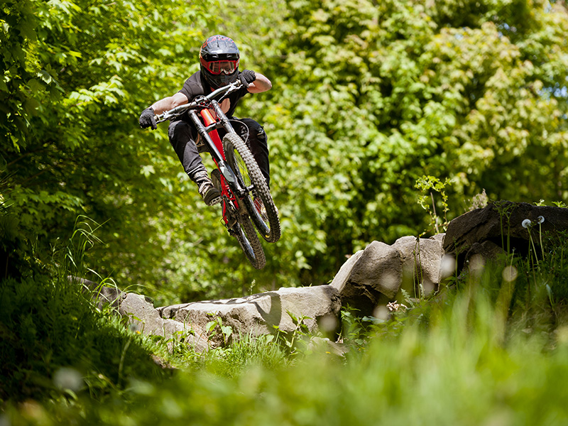 Beim Springen mit dem Mountainbike helfen Arme und Beine den Schwung Abzufedern.