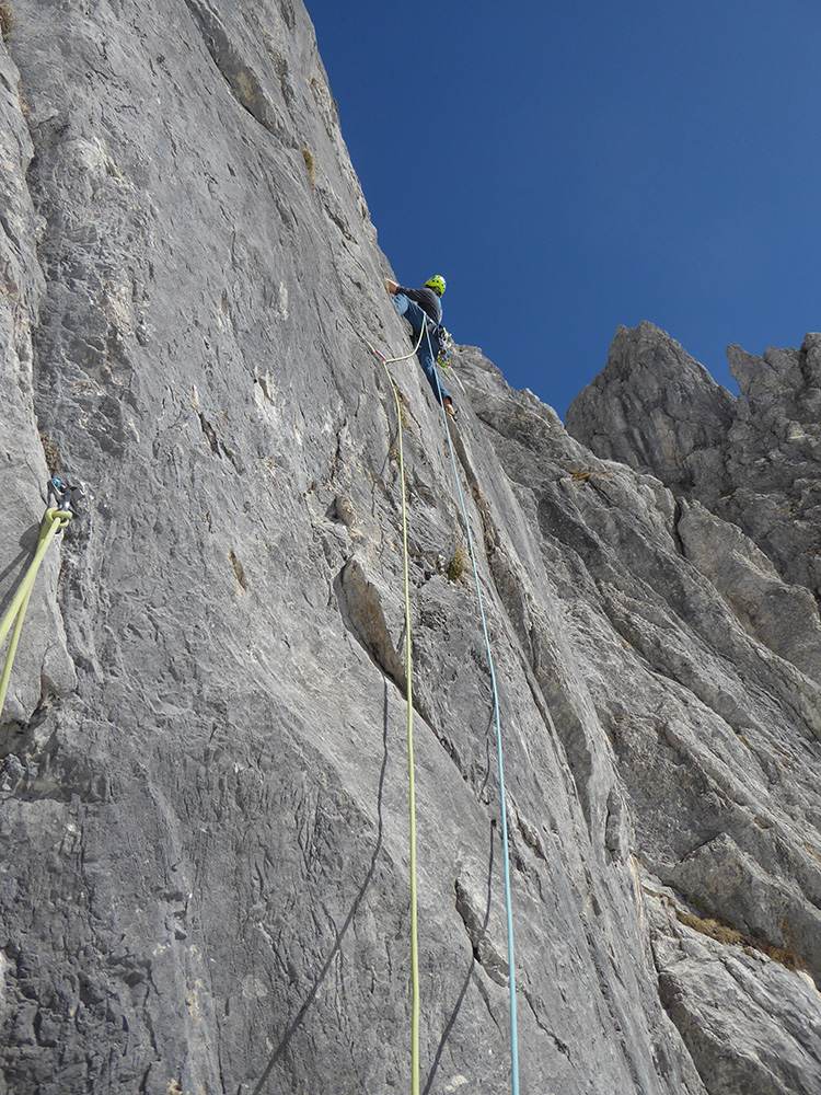 Bergfreund klettert an der Südwand der Gumpenkarspitze