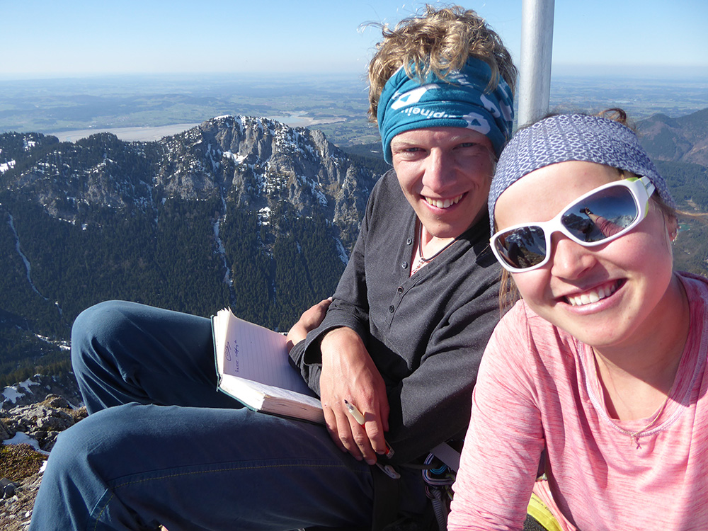 Bergfreund Fabian mit Kletterpartnerin glücklich am Ziel der Erstbegehung