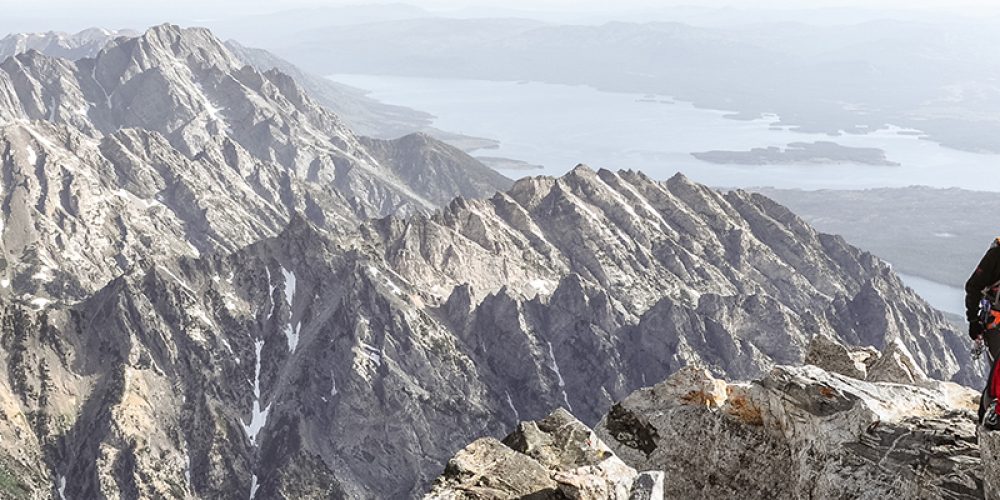 Zwei Bergsteiger auf dem Gipfel